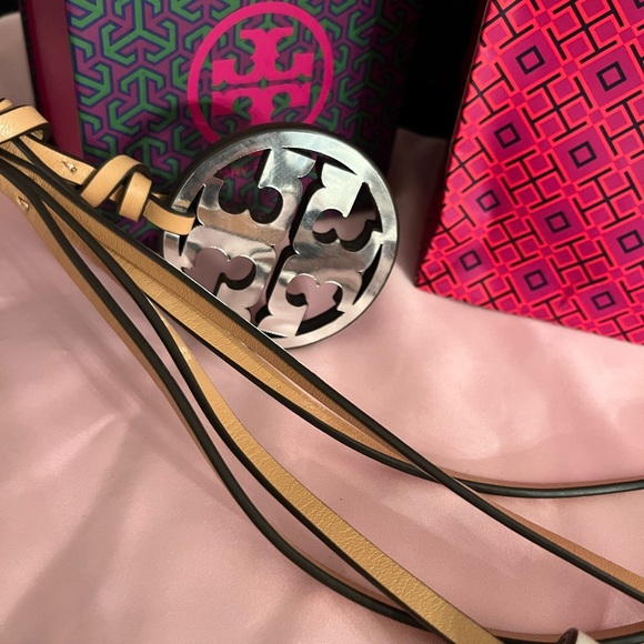 Tory Burch Miller Metallic Tassel Keychain Bag Charm - Picture 3 of 10